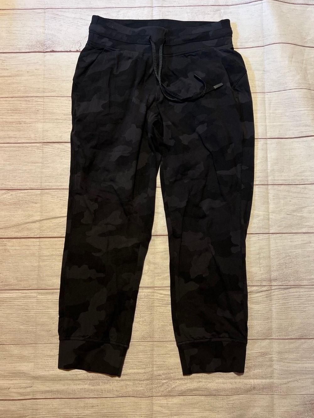 Lululemon Ready to Rulu joggers feature a black camo print size 6
